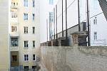Dvůr ve vnitrobloku u Kotlářské ulice chce příští rok opravit sousední škola. Chystá tam nové vybavení, herní prvky, povrch i lezeckou stěnu. 