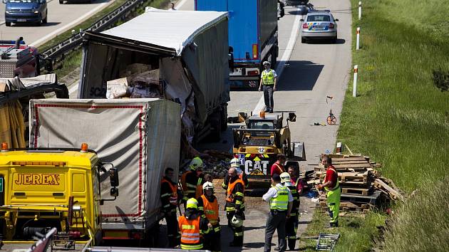Při nehodě dvou kamionů na dálnici D1 zemřel řidič jednoho z nich. Nákladní auta se srazila na 172. kilometru u Domašova ve směru na Prahu v pondělí krátce po poledni.