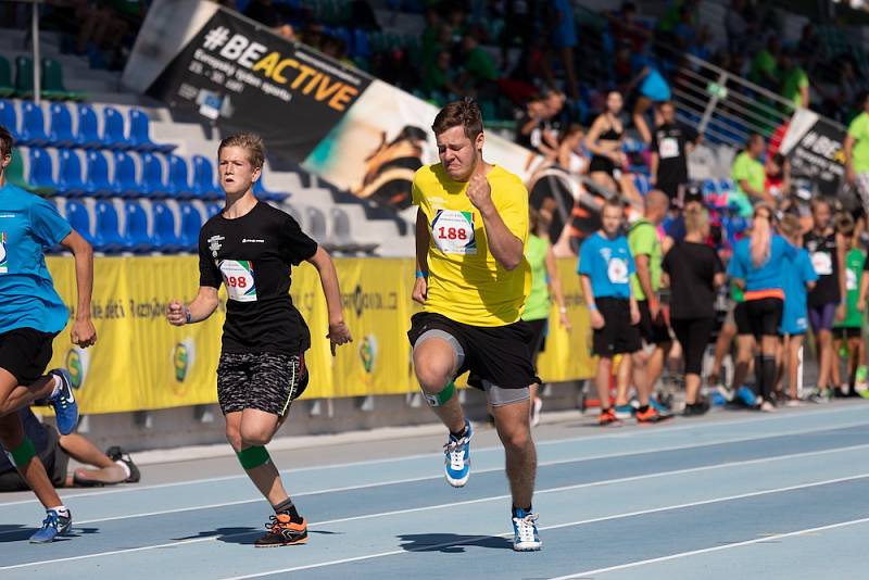 Mladí sportovci v Brně oblékli trička barev olympijských kruhů a soutěžili v desátém republikovém finále Odznaku všestrannosti.