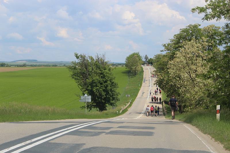 V sobotu ráno vyrazili lidé opět z Pohořelic na Pouť smíření. Připomněli si tak válečný odsun němců z Brna.