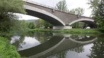 Železniční viadukt v brněnských Obřanech z roku 1953.