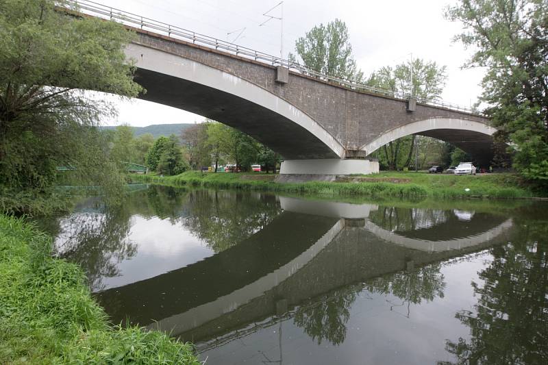 Železniční viadukt v brněnských Obřanech z roku 1953.