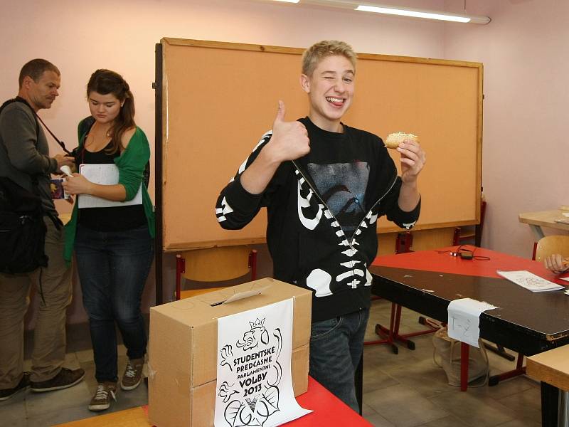 Druhý den Studentských předčasných parlamentních voleb na brněnském Biskupském gymnáziu.