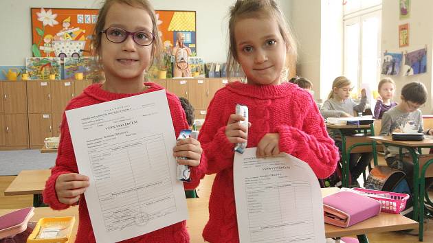 Své první vysvědčení ve čtvrtek dopoledne dostali žáci 1.B ze Základní školy Kotlářská v Brně. 