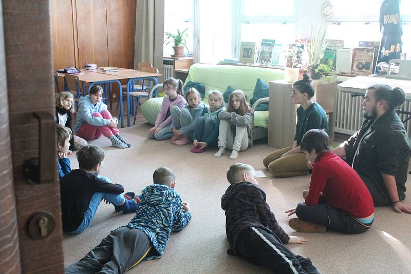 Montessori škola je alternativně-výchovný program vzdělávání, který staví na myšlence rozvíjení poznatků a dovedností dítěte jako jednotlivce. Žáci řeší úkoly samostatně i ve skupině. 