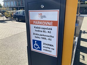 Parkovací místa v těsné blízkosti Masarykova onkologického ústavu v Brně jsou od pondělí placená. Za každou započatou hodinu zaplatí lidé šedesát korun.