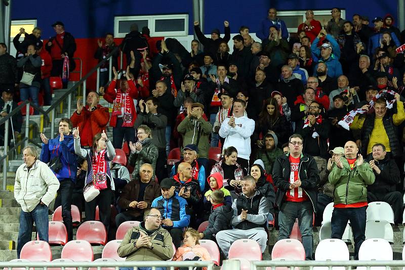 Brněnští fotbalisté (v červeném) na domácím trávníku zdolali Liberec 3:0.