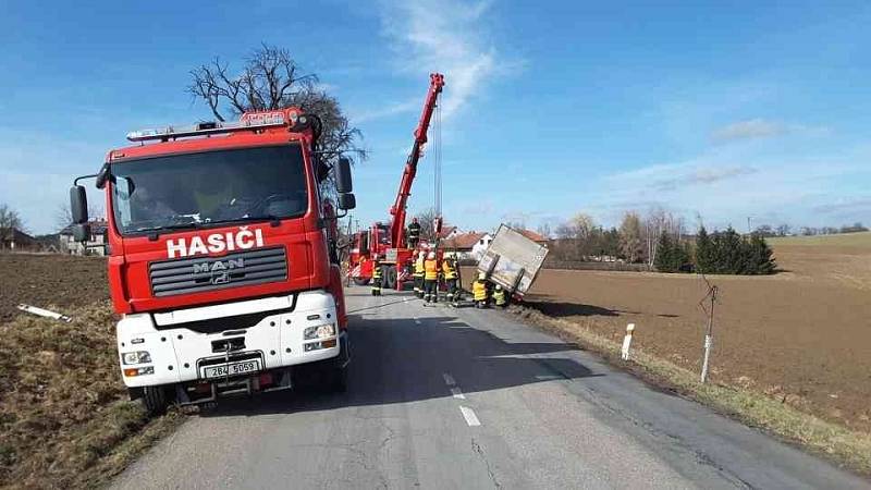 Několik hodin museli ve středu řidiči mířící k silnici 385 u Olší na Brněnsku jezdit objízdnými trasami.