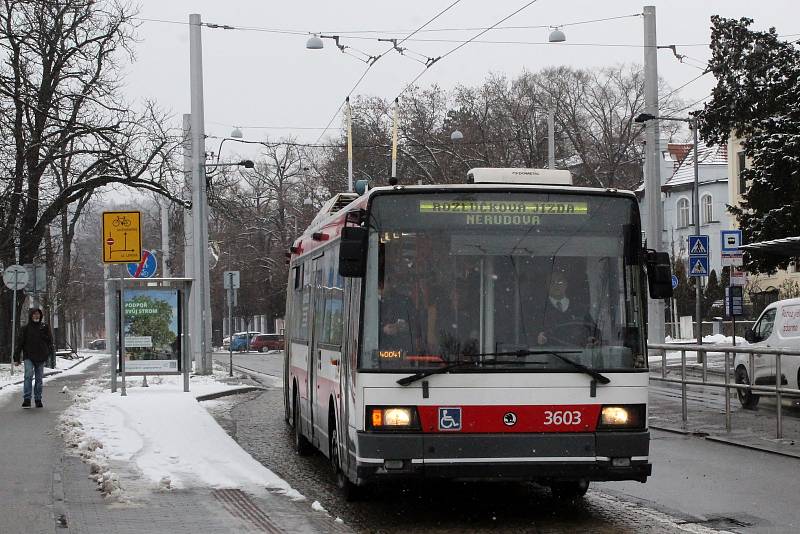 Zhruba dvacet let vozily kloubové trolejbusy 22Tr cestující po Brně. Lidé se mohli v neděli naposledy svézt vozy číslo 3603 a 3605. Rozlučkových jízd se zúčastnilo asi šest set fanoušků městské hromadné dopravy.