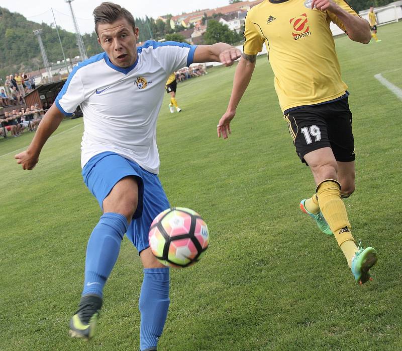 Tišnov (v bílých dresech) v neděli v předkole Mol Cupu porazil Rosice v přestřelce 5:4 po prodloužení.