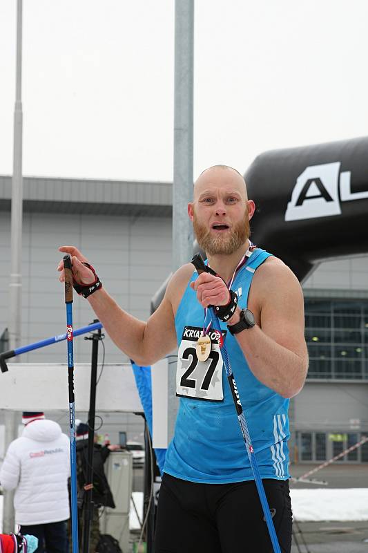 Desítky otužilých nadšenců se účastnily kryathlonu na Olympijském festivalu v Brně.