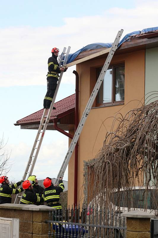 Moutnice 10.2.2020 - hasiči zakrývají strženou střechu v Moutnicích na Brněnsku.