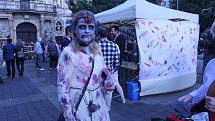 Brnem se prošly desítky děsivých zombie. Další ročník Zombie Walk Brno přilákal i stovky pozorovatelů v ulicích města.