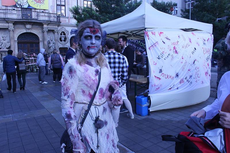 Brnem se prošly desítky děsivých zombie. Další ročník Zombie Walk Brno přilákal i stovky pozorovatelů v ulicích města.