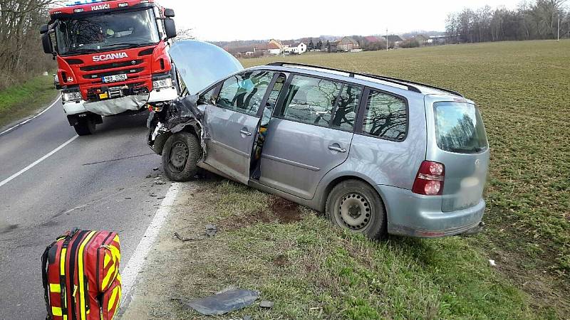 Dvě auta se ve středu čelně srazila u Němčiček na Brněnsku.