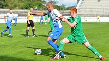 Fotbalisté Rousínova (na snímku v zelených dresech) vyhráli finále krajského poháru proti Kuřimi na penalty. Duel se hrál v Drnovicích.