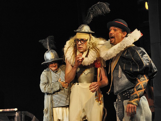 Soubor Radosti pobaví od zítra diváky na své letní scéně dvěma komediemi Václava Klimenta Klicpery Hadrián z římsů a Veselohra na mostě. 