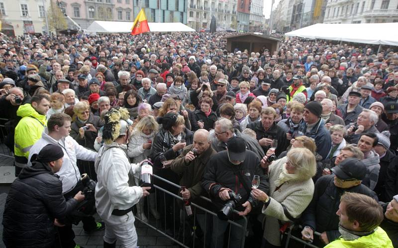 Svatý Martin dorazil do Brna. Mladé víno rozléval na náměstí Svobody.