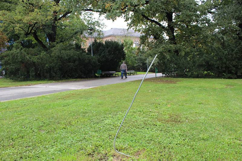 Na Moravském náměstí začaly opravy díry po propadlých fontánách. Po Německém domě zbyly dráty, které trčí ze země. Nechali je tam organizátoři festivalu.