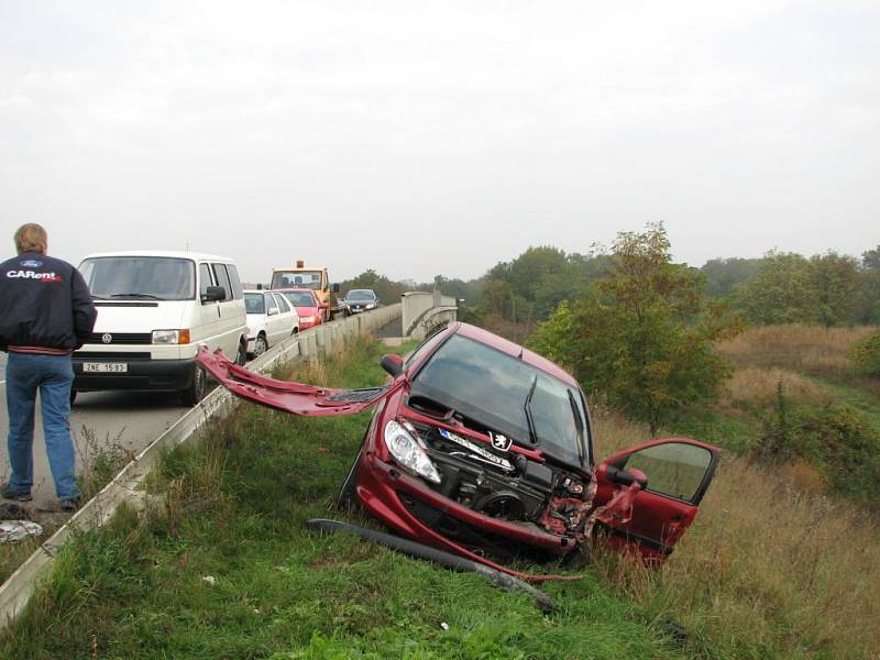 Srážka auta značky Škoda 120 s Peugeotem.