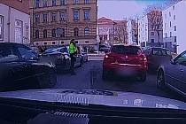Na dvě kola vyskočilo její auto při nárazu do zaparkovaného vozu. Jednapadesátiletá řidička se přesto snažila v brněnských Husovicích pokračovat v jízdě.
