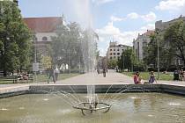 Ve středu parku na Moravském náměstí v Brně je pěticípá kašna.