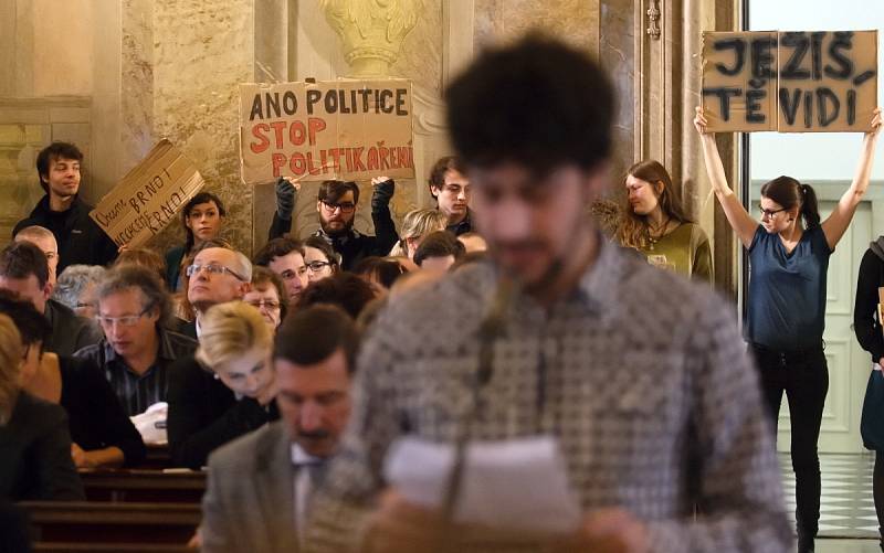 Na jednání brněnského zastupitelstva si několik demonstrantů přineslo transparenty na podporu stávající koalice. V sále vystoupil i krajně pravicový politik Miroslav Sládek, po jeho proslovu ovšem následoval nesouhlasný pískot.