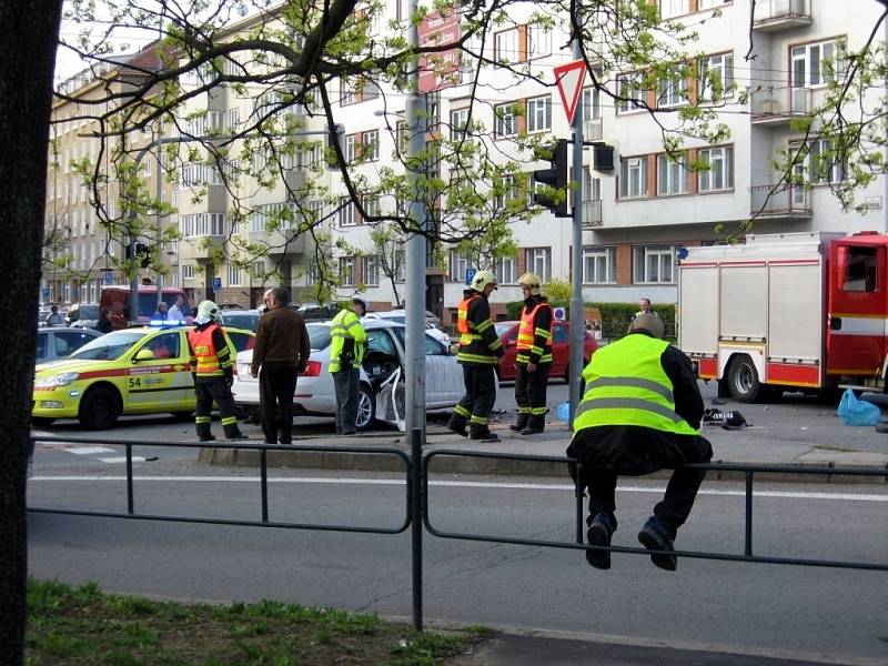 Motorka narazila do pravých zadních dveří osobního automobilu. Motorkář nehodu nepřežil.