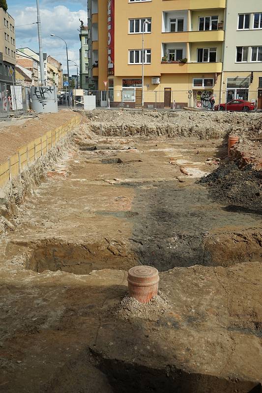 Archeologický výzkum v Hybešově ulici. Odborníci odkryli pozůstatky vodoteče.