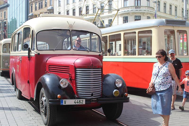 Dny dopravní nostalgie v Brně završila v sobotu přehlídka historických vozů městské hromadné dopravy na náměstí Svobody.