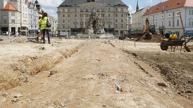 Některé z nálezů, které zatím objevili archeologové při vykopávkách na rekonstruovaném Zelném trhu.