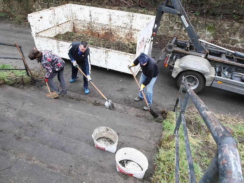 Mlha, déšť, bláto a vítr. Tak vypadá nedělní dopoledne v Brně. Nic z toho však neodradí skalní fanoušky brněnského fotbalového klubu Zbrojovka, aby přišli a přiložili ruku k dílu. Společnými silami se totiž snaží opravit legendární stadion Za Lužánkami.