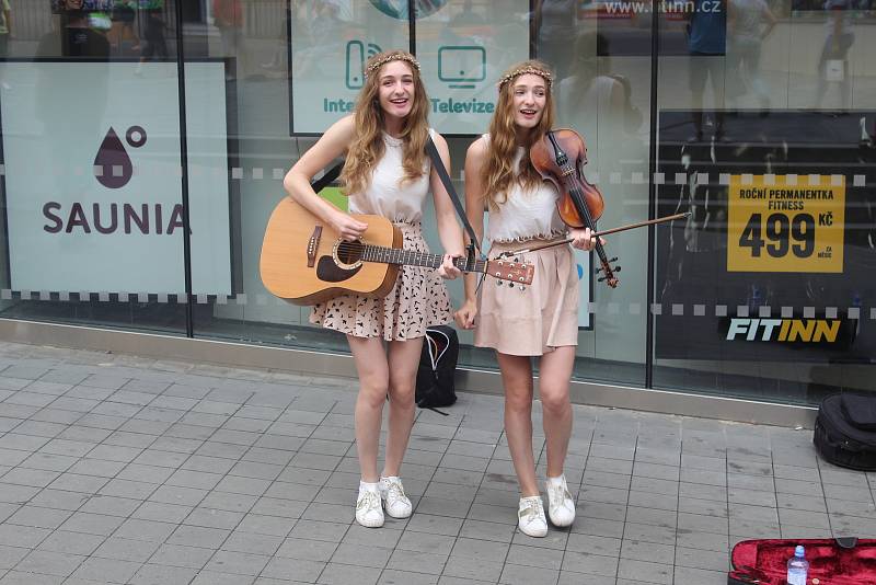 Umělci v Brně hráli na autech, balkónech, rikšách i na ulici. Součástí festivalu Maraton hudby byl i busking