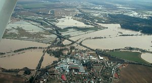 Řeka Morava v okolí Rohatce na Hodonínsku při povodních v březnu 2006.