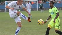 Fotbalisté Líšně (bílé dresy) podlehli v poháru prvoligové Karviné jasně 0:4.