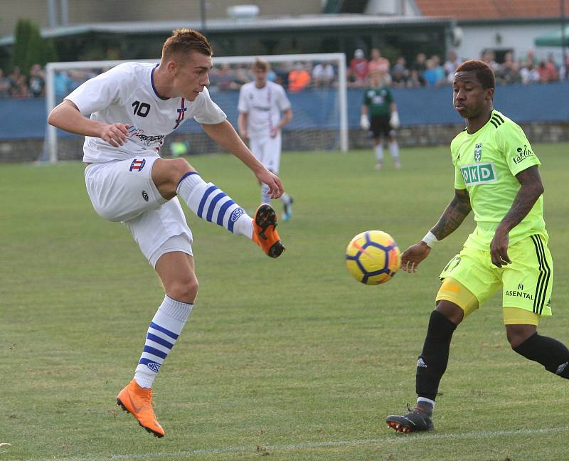 Fotbalisté Líšně (bílé dresy) podlehli v poháru prvoligové Karviné jasně 0:4.