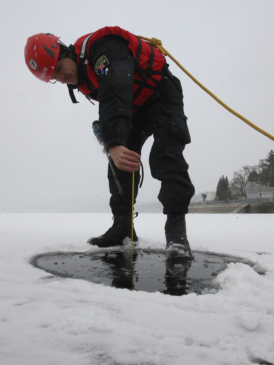 Strážníci měřili led na Brněnské přehradě. Má 11,5 centimetru, je ještě  slabý - Brněnský deník
