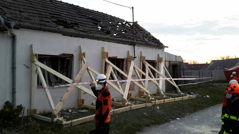 Výbuch plynu zničil hodinu v noci na pondělí rodinný dům ve Vlasaticích na Brněnsku. Těžce popálený majitel skončil v nemocnici. Dům je neobyvatelný, má poškozené zdi, které hasiči do rána zpevňovali výdřevou.