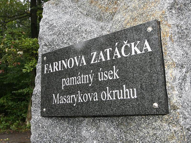 Památné místo starého Masarykova okruhu, Farinova zatáčka, kde 25. září 1949 v jediném závodě F 1 havaroval Giuseppe Farina. Následkem bylo 10 zraněných a 2 mrtví diváci.