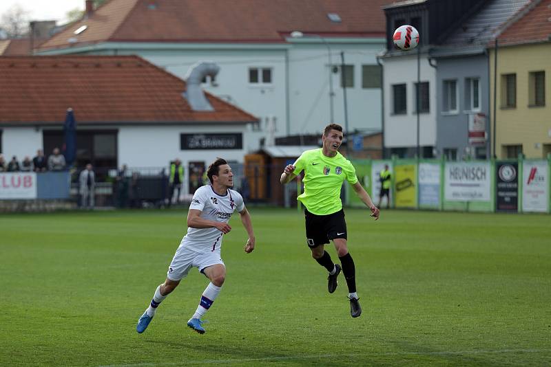 Líšeňští fotbalisté (v bílém) porazili v utkání 27. kola FORTUNA:NÁRODNÍ LIGY na domácím hřišti Prostějov 2:0.