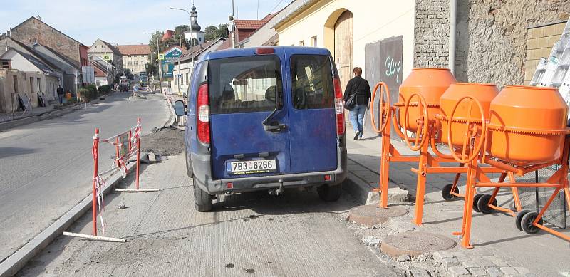 Klid lidí z Kuřimi už čtyři měsíce omezují opravy Tyršovy a Tišnovské ulice, které slouží jako hlavní průtah městem směrem na Brno. 
