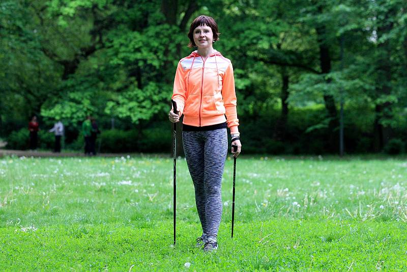 Instruktorka nordic walkingu Jaruška Morávková (v oranžovém) u Pavilonu Anthropos v brněnských Pisárkách. Brňané si tam vyzkoušeli chůzi s hůlkami. 