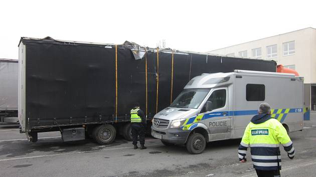 Popruhy provizorně stažená konstrukce kamionu v havarijním stavu, který odhalili jihomoravští celníci.