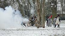 Ukázku bitvy předvedli vojáci v sobotu v zámeckém parku ve Slavkově u Brna. Zúčastnil se jí i redaktor Rovnosti Michal Hrabal. Při připomínce výročí bitvy tří císařů.
