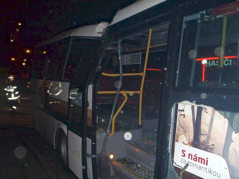 Zranění dítěte způsobila pondělní vichřice, která přišla spolu s deštěm na Brněnsko. V Zastávce poryvy větru porazily strom právě na projíždějící autobus.