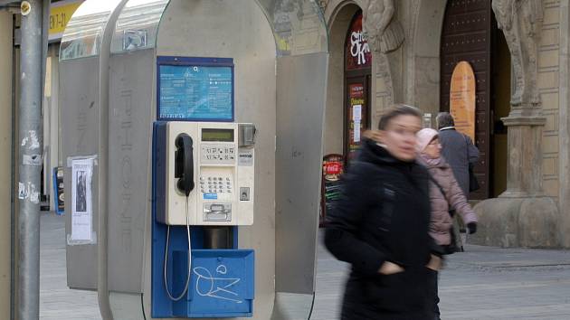 Lidé vyměnili pouliční telefonní přístroje za mobilní telefony. I proto telefonní budky a automaty postupně mizí z ulic. Brzy se to bude týkat i pěti telefonních automatů v historickém centru Brna.