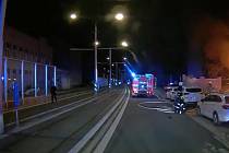 Příjezd hasičů k tragickému požáru ve čtvrtek v Plotní ulici v Brně.
