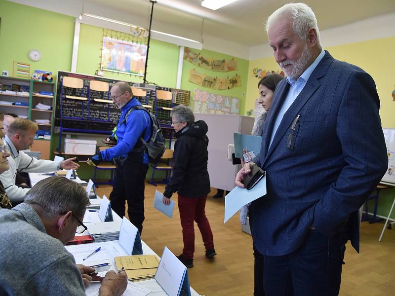 Volby na brněnské Základní škole Kamenačky. Na snímku volí hejtman Jihomoravského kraje Bohumil Šimek.