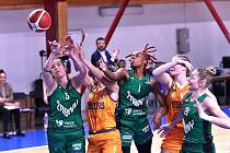 Basketbalistky brněnských Žabin (v zeleném) vyhrály první dva zápasy EWBL, v neděli porazily litevský celek Vilnius Kibirkštis 65:45.