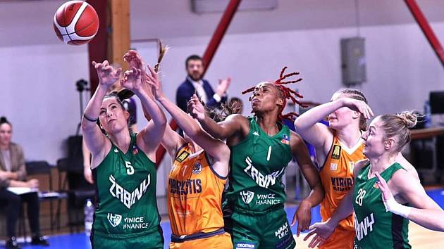 Basketbalistky brněnských Žabin (v zeleném) vyhrály první dva zápasy EWBL, v neděli porazily litevský celek Vilnius Kibirkštis 65:45.